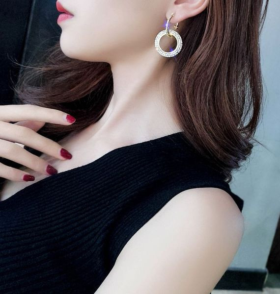 Kövekkel díszített, kerek női fülbevaló