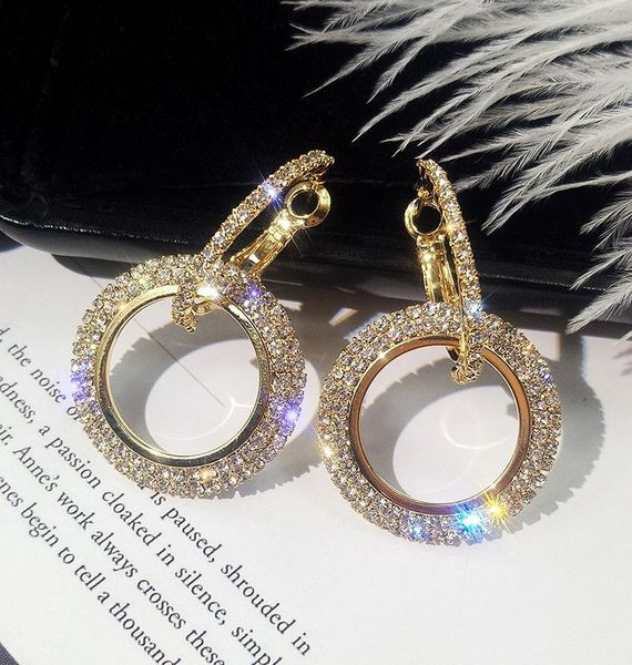 Kövekkel díszített, kerek női fülbevaló