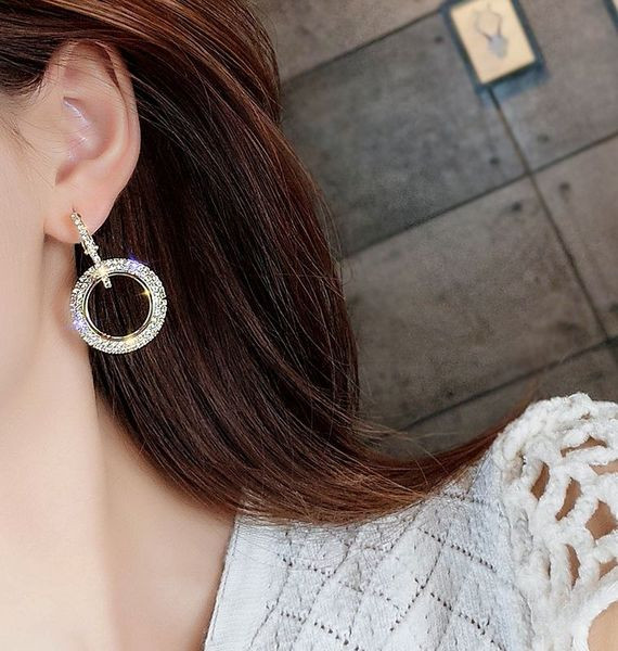 Kövekkel díszített, kerek női fülbevaló