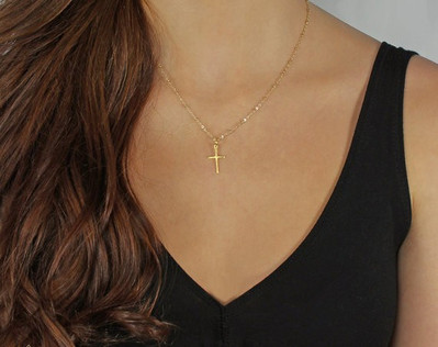 Moderna ženska ogrlica s privjeskom u obliku križa