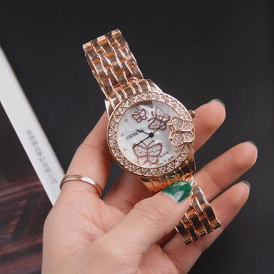 Fém női karóra pillangókkal