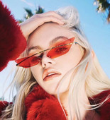 Modern női szemüveg arany kerettel és színes szemüveggel