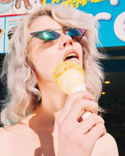 Modernas sieviešu brilles ar zelta rāmi un krāsainām brillēm