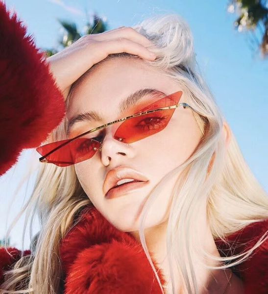 Modernas sieviešu brilles ar zelta rāmi un krāsainām brillēm