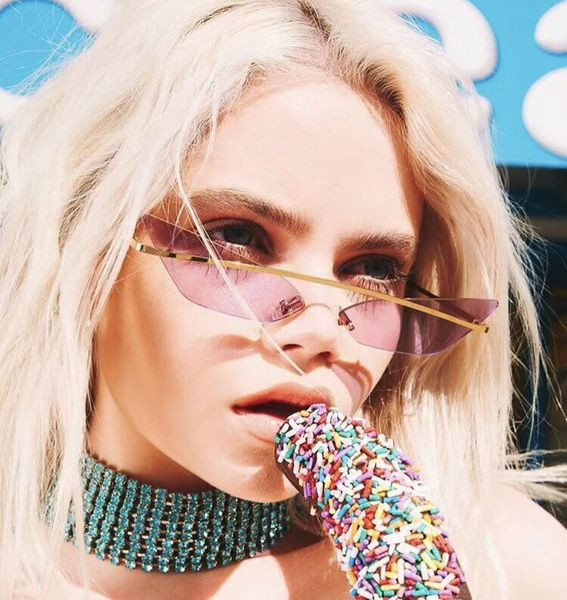 Modernas sieviešu brilles ar zelta rāmi un krāsainām brillēm