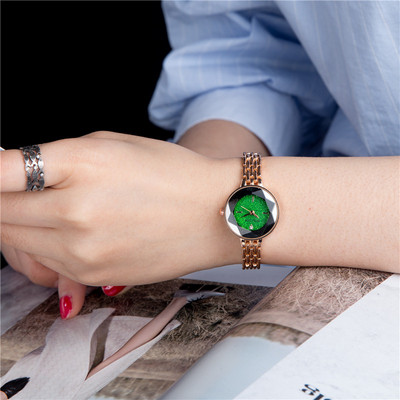 Fém szíjjal és fényes részecskékkel ellátott női karóra