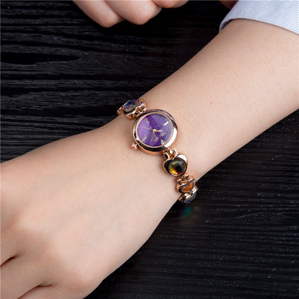 Női karóra fém szíjjal és színes kövekkel