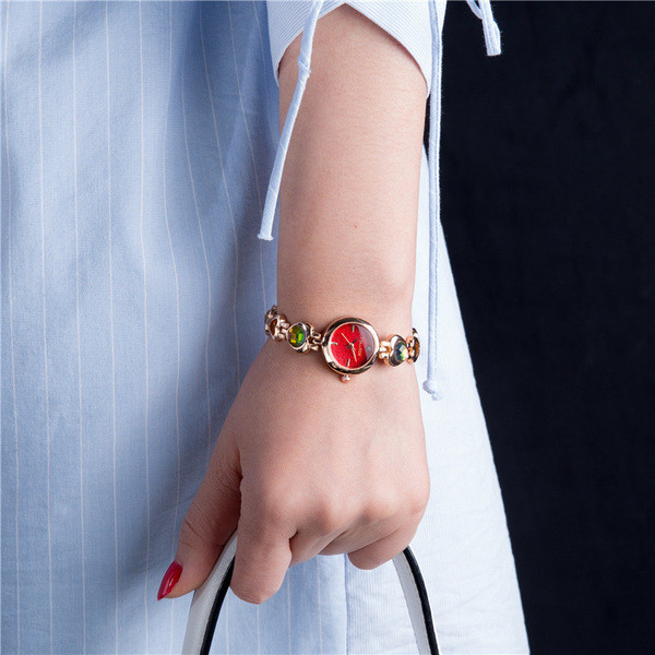 Női karóra fém szíjjal és színes kövekkel