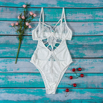 Sieviešu mežģīņu bodijs ar izgrieztām daļām