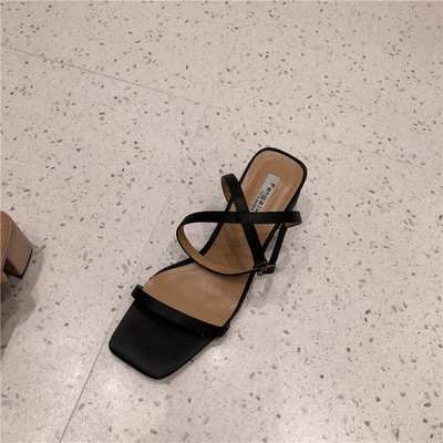 Ikdienas sandales ar plānām lencēm un zemu biezu papēdi