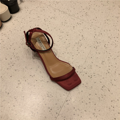 Ikdienas sandales ar plānām lencēm un zemu biezu papēdi