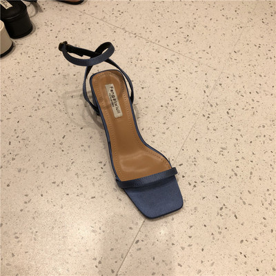 Ikdienas sandales ar plānām lencēm un zemu biezu papēdi