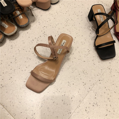 Ikdienas sandales ar plānām lencēm un zemu biezu papēdi