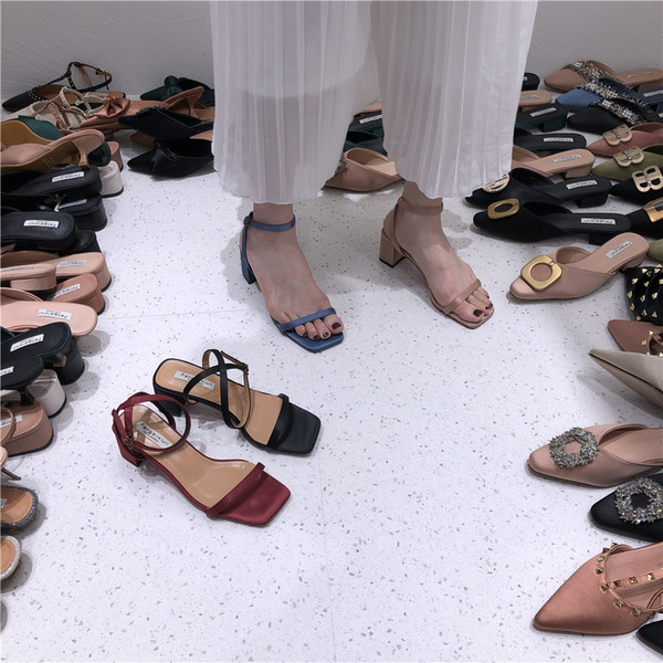 Ikdienas sandales ar plānām lencēm un zemu biezu papēdi