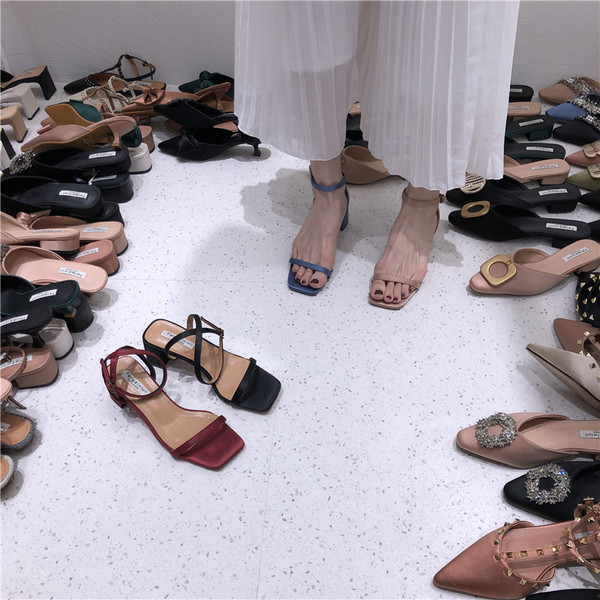 Ikdienas sandales ar plānām lencēm un zemu biezu papēdi