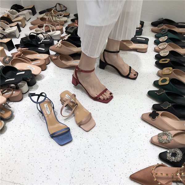 Ikdienas sandales ar plānām lencēm un zemu biezu papēdi