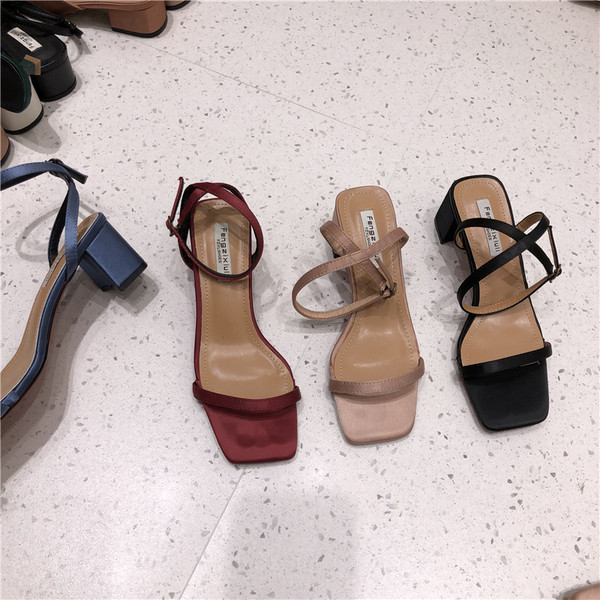 Ikdienas sandales ar plānām lencēm un zemu biezu papēdi