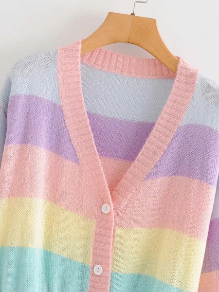 Csíkos női mellény spitz nyakkivágással és gombokkal