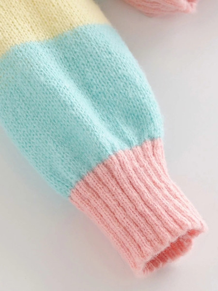 Csíkos női mellény spitz nyakkivágással és gombokkal