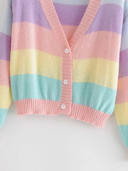 Csíkos női mellény spitz nyakkivágással és gombokkal