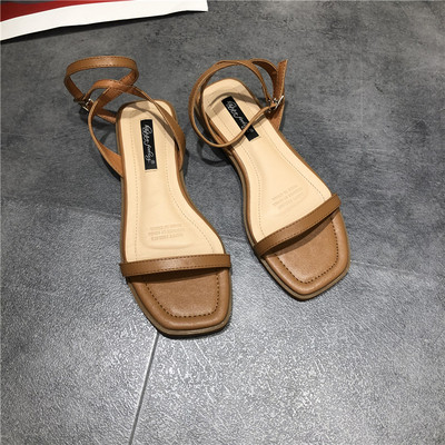 Γυναικεία σανδάλια και λεπτά λουράκια