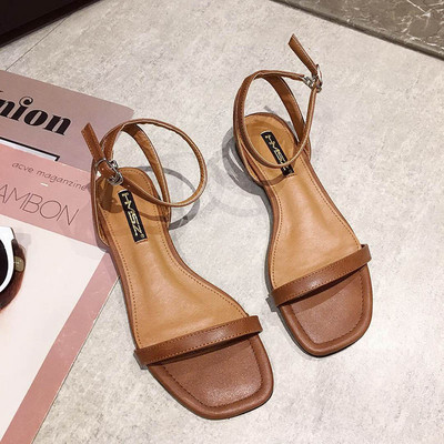 Γυναικεία σανδάλια και λεπτά λουράκια