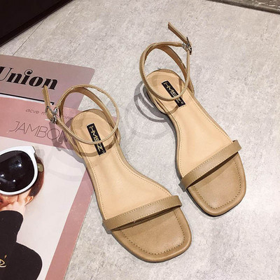 Γυναικεία σανδάλια και λεπτά λουράκια