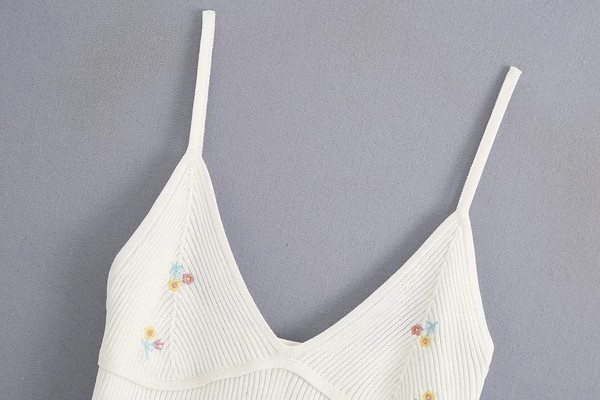 Új modell női felső vékony pántokkal és hímzéssel