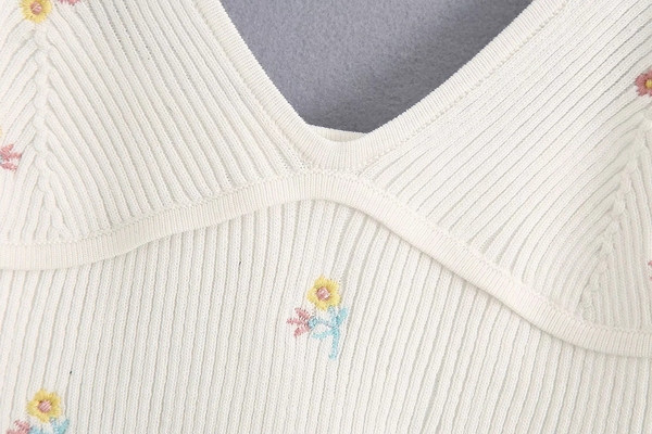 Új modell női felső vékony pántokkal és hímzéssel