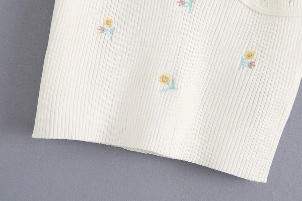 Új modell női felső vékony pántokkal és hímzéssel