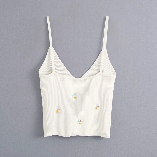 Új modell női felső vékony pántokkal és hímzéssel