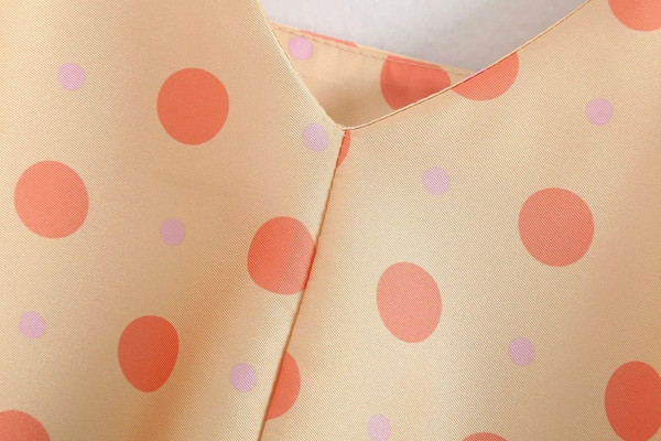 Modern női pöttyös felső - kivágott modell