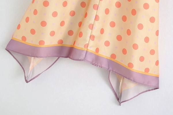 Modern női pöttyös felső - kivágott modell