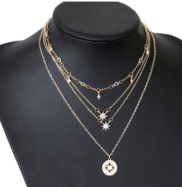 Daudzrindu kaklarota ar rotājumu