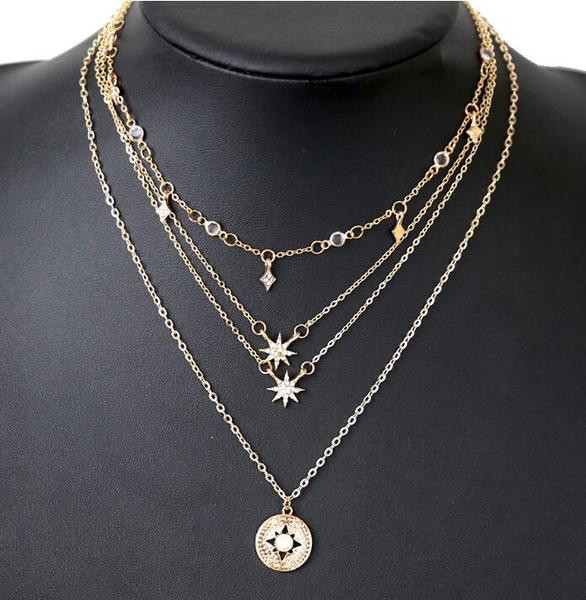 Daudzrindu kaklarota ar rotājumu