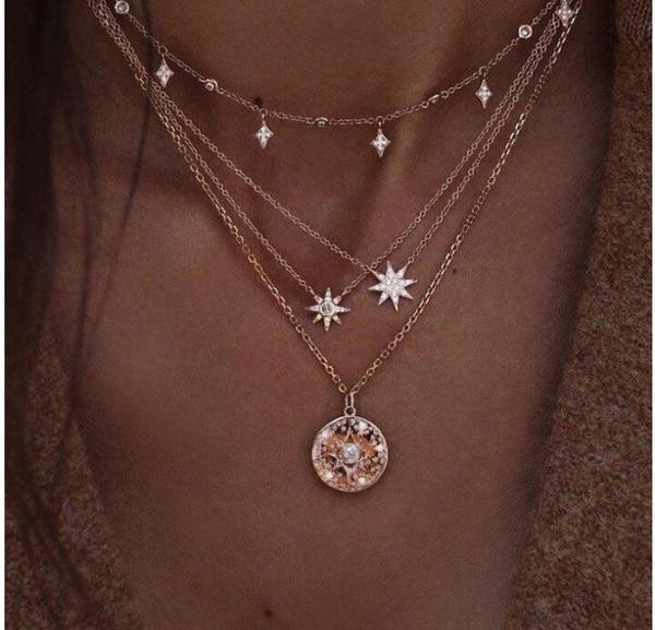 Daudzrindu kaklarota ar rotājumu