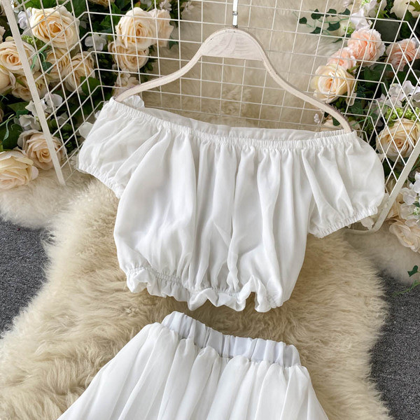 Moderan ženski komplet duge suknje i kratke bluze