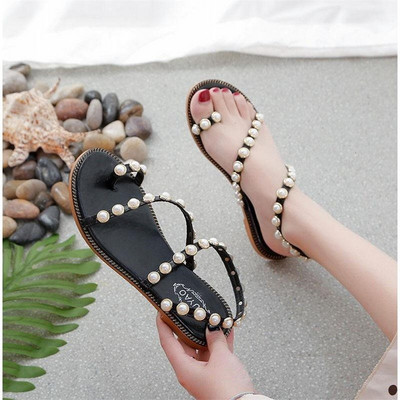 Női alkalmi szandál gyöngyökkel és lapos talppal