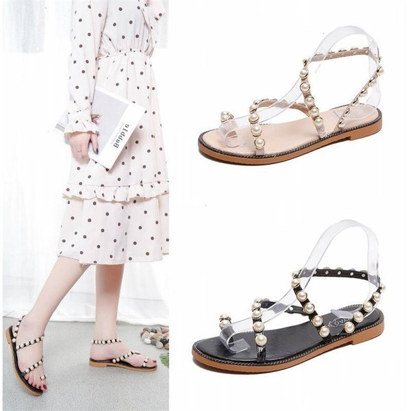 Női alkalmi szandál gyöngyökkel és lapos talppal