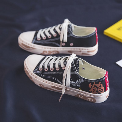 Μοντέρνα γυναικεία αθλητικά παπούτσια σε δύο μοντέλα με κέντημα και κορδόνια