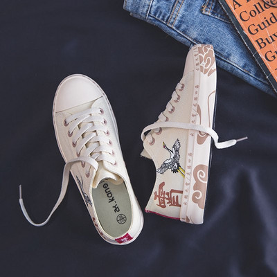 Μοντέρνα γυναικεία αθλητικά παπούτσια σε δύο μοντέλα με κέντημα και κορδόνια