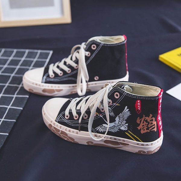 Μοντέρνα γυναικεία αθλητικά παπούτσια σε δύο μοντέλα με κέντημα και κορδόνια