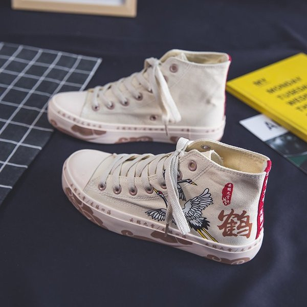 Μοντέρνα γυναικεία αθλητικά παπούτσια σε δύο μοντέλα με κέντημα και κορδόνια