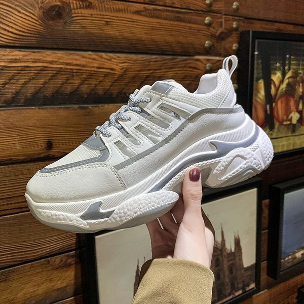 Alkalmi női tornacipő fűzővel, vastag durva talppal