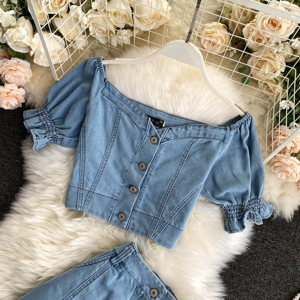 Μοντέρνο γυναικείο σετ τζιν - φούστα και κοντή μπλούζα