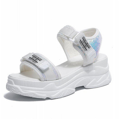 Modern női szandál matricákkal és felirattal fehér és fekete színben