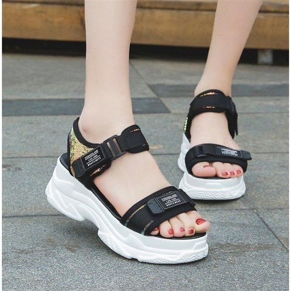 Modern női szandál matricákkal és felirattal fehér és fekete színben