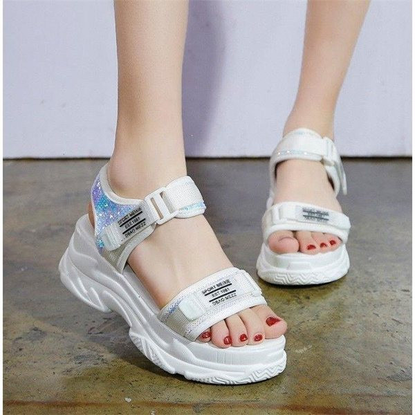 Modern női szandál matricákkal és felirattal fehér és fekete színben