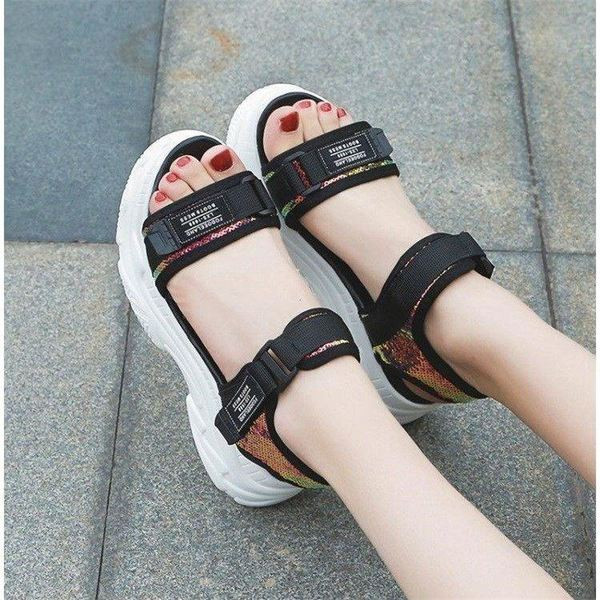 Modern női szandál matricákkal és felirattal fehér és fekete színben