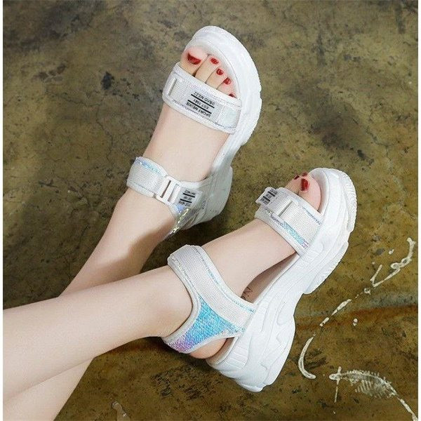 Modern női szandál matricákkal és felirattal fehér és fekete színben